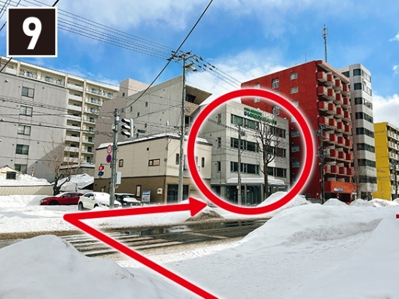 横断歩道を渡り学校へ。