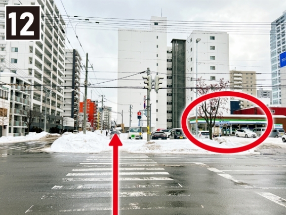 横断歩道を渡り、ファミリーマート側へ進む。