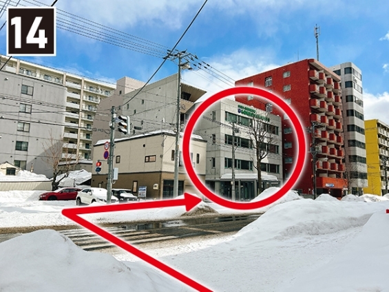横断歩道を渡り学校へ。
